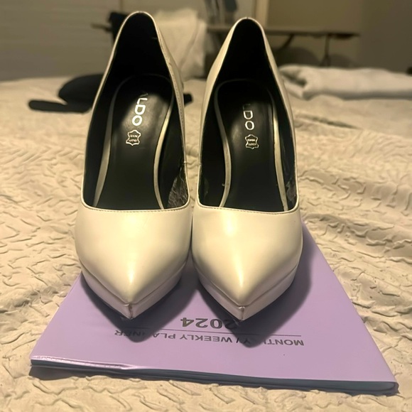 Classic white pump - Picture 1 of 3